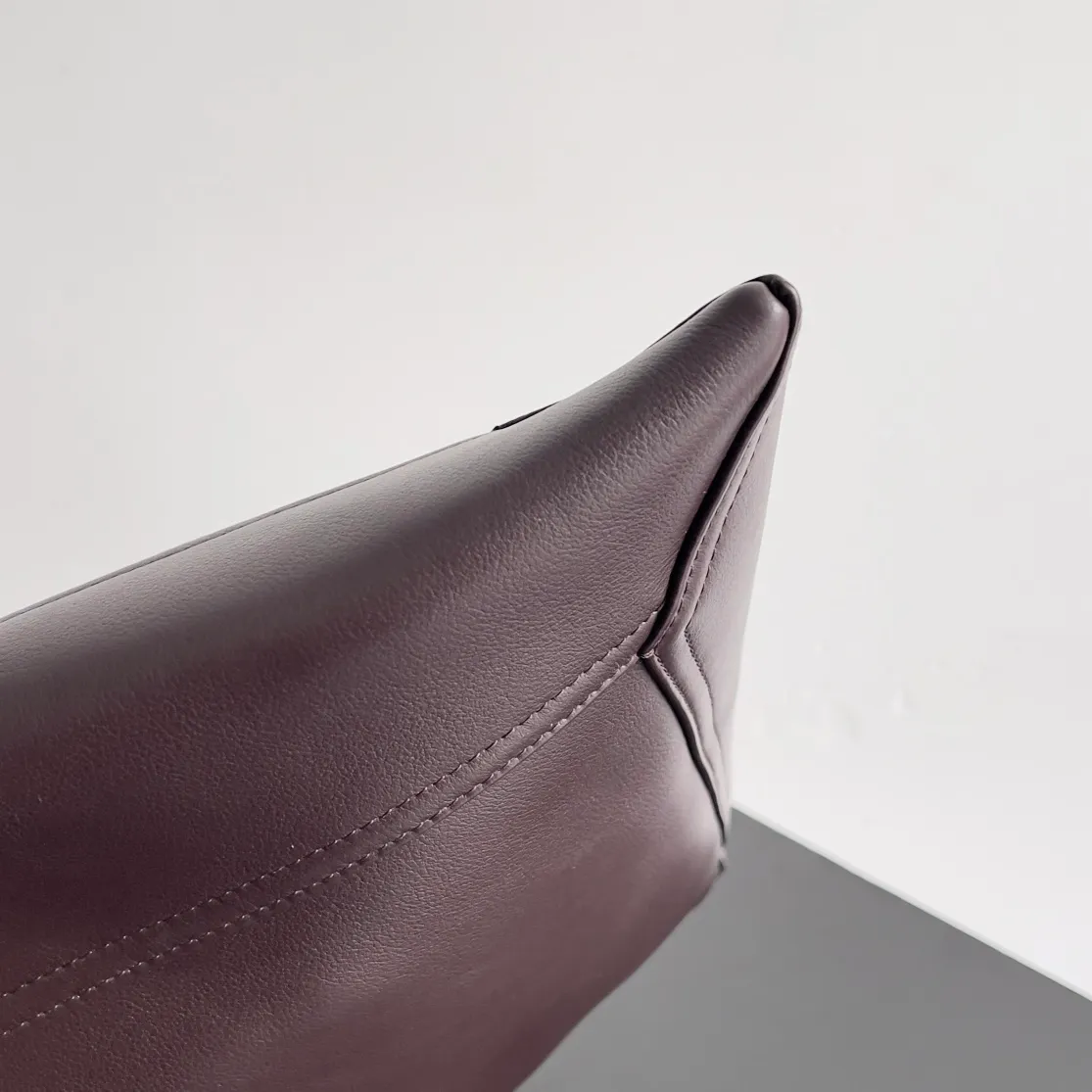 Batch 2080 Bottega Veneta, the flagship product of the 2024 autumn and winter, is making a splash from the catwalk to the streets. It not only brings a strong retro atmosphere, but also can easily interpret different styles through a variety of matching methods. Whether it is a smart and elegant workplace look or casual and comfortable daily wear, fully imported calfskin is a fashion element you can’t miss! Style number: 803977 Size: 41*20*8cm